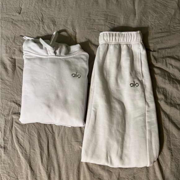 Alo Accolade White Sweat Set - Picture 2 of 5